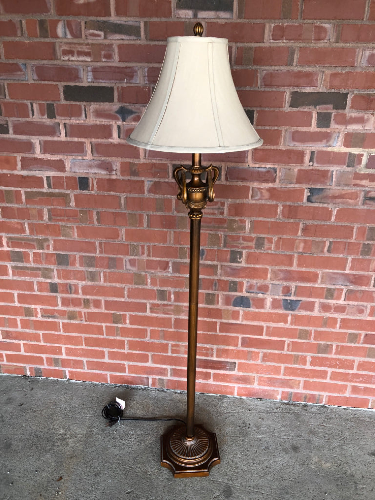 VTG-STYLE BRASS FLOOR LAMP W/CREAM SHADE.