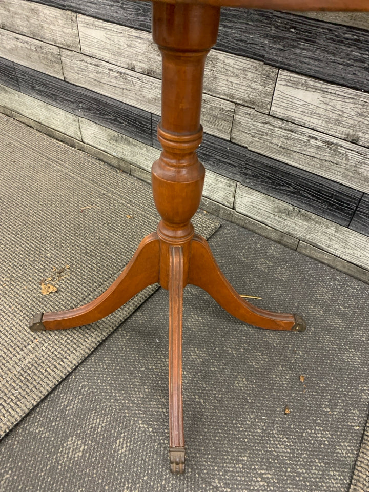 VTG ROUND END TABLE W/DRAWER.