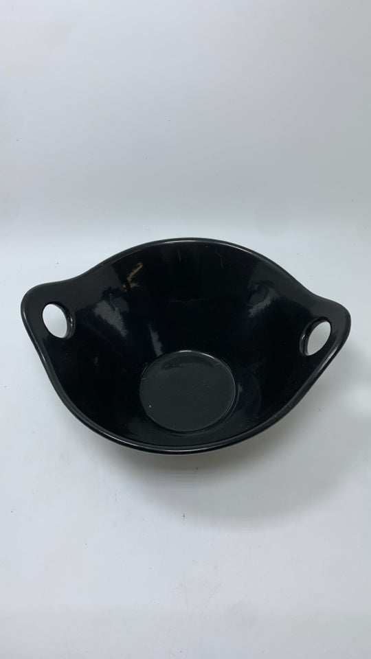 BLACK CERAMIC SERVING BOWL W/HANDLES.