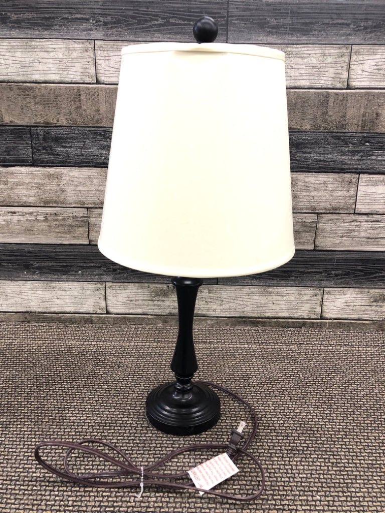 BLACK BASE LAMP W WHITE SHADE.