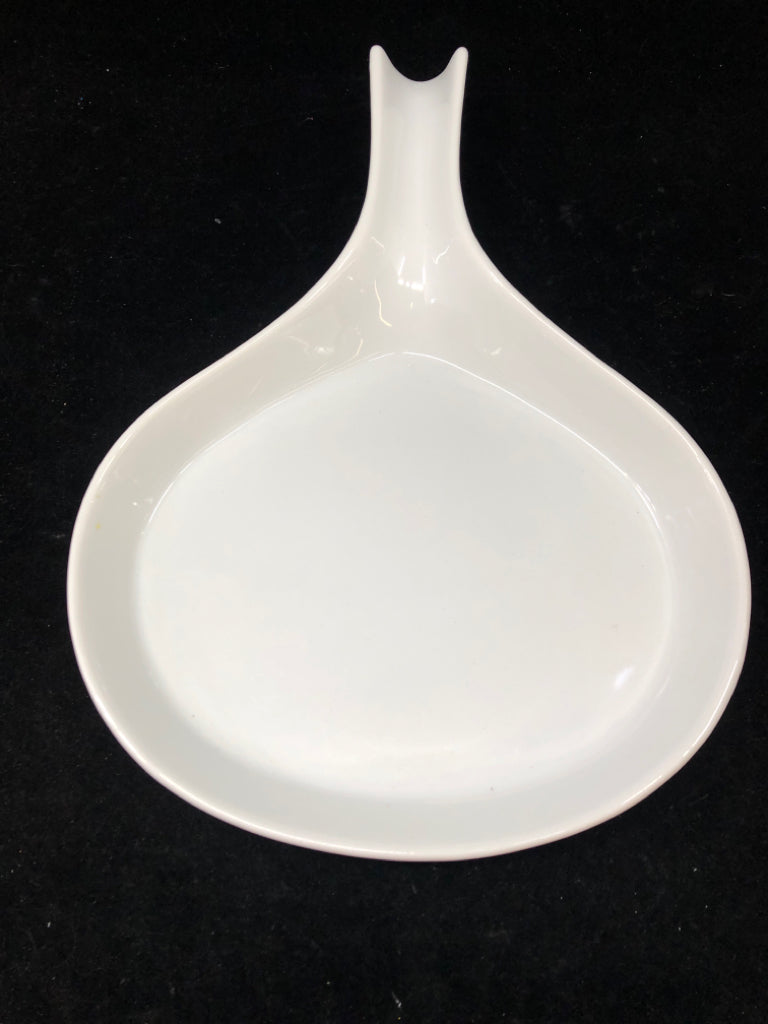 SKILLET STYLE WHITE SERVING DISH.