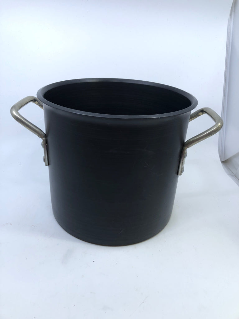 METAL STOCK POT W SILVER LID.