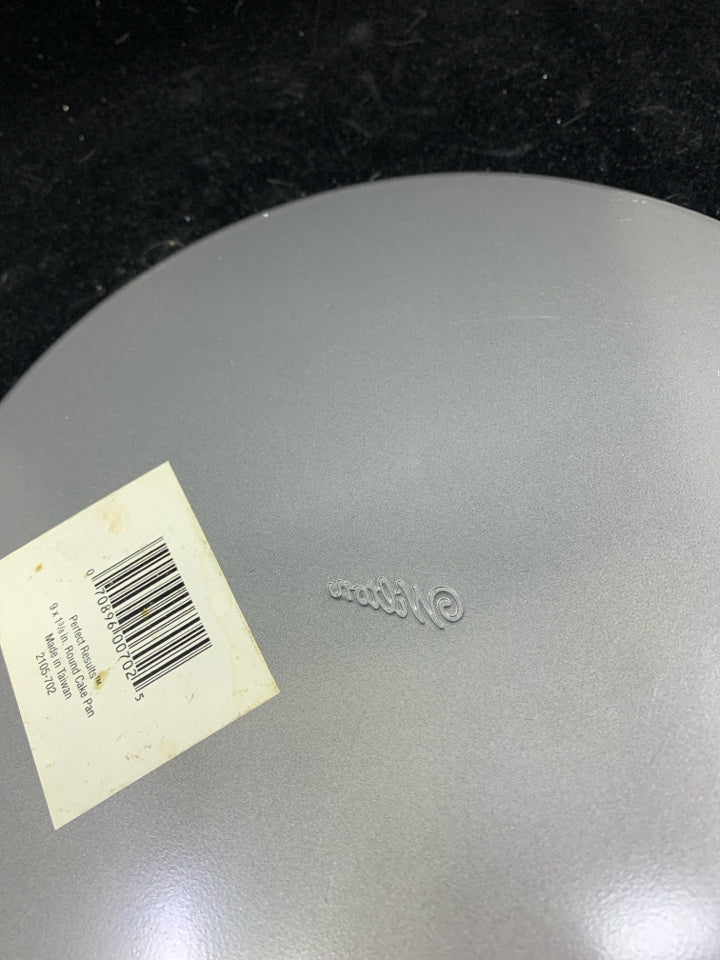 WILTON ROUND CAKE PAN.