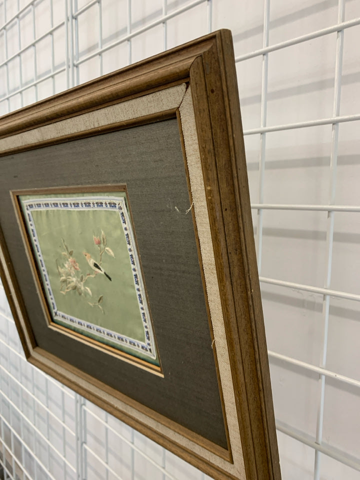 STITCHED BIRD WALL-ART IN WOOD FRAME.