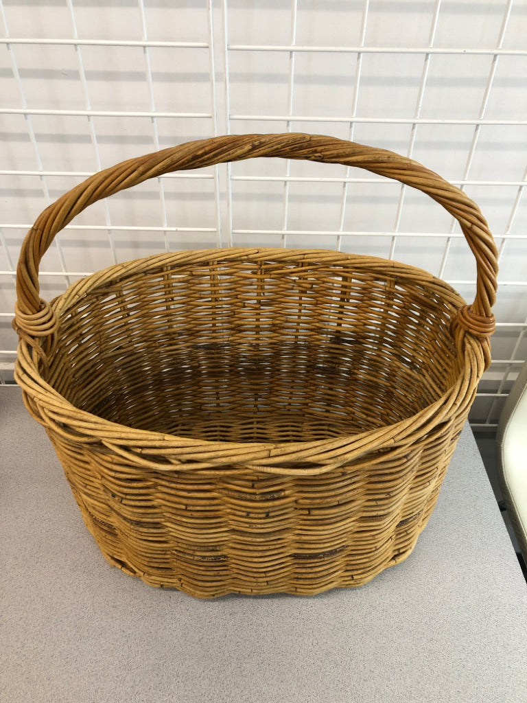 LG WICKER BASKET W/HANDLE.