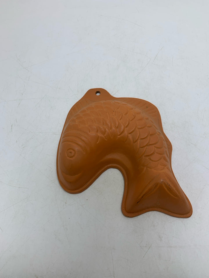 SMALL FISH SHAPED MOLD CERAMIC.