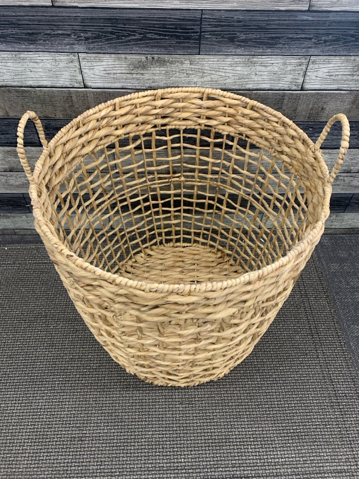 LG WOVEN WICKER BASKET.
