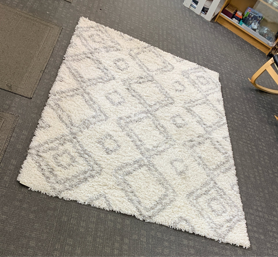 WHITE SHAG RUG W/GREY DIAMOND PATTERN.