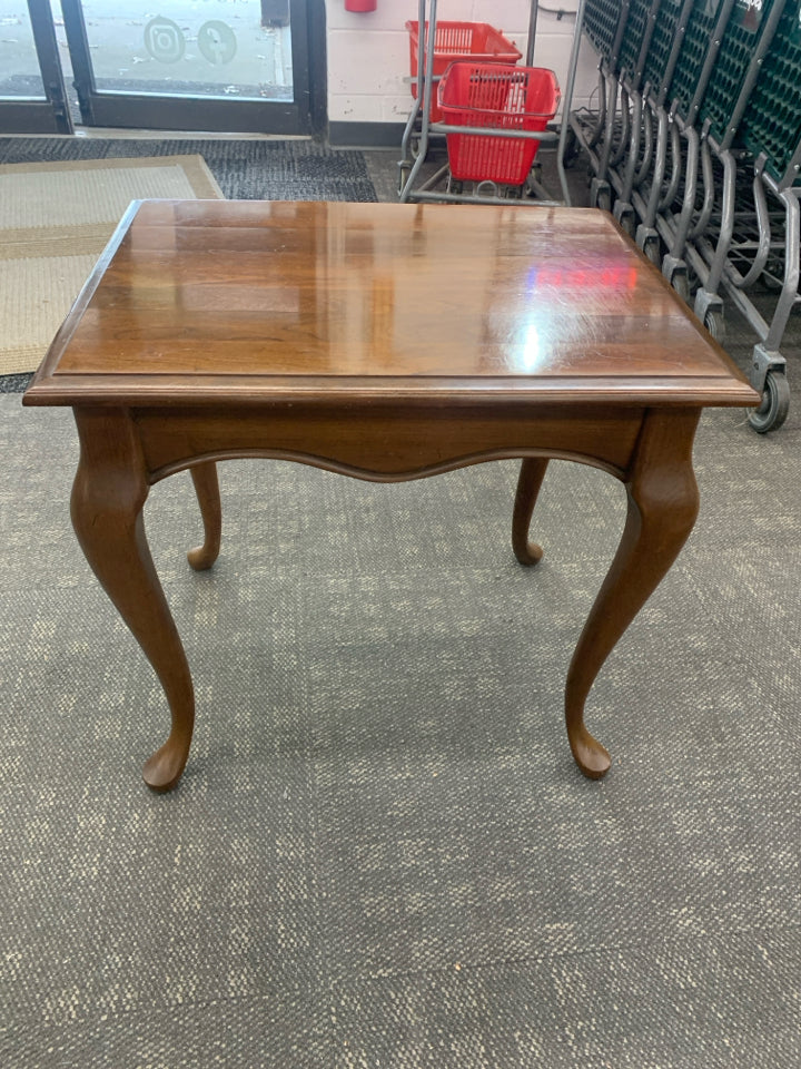 VTG WOODEN SIDE TABLE W/PULL-OUT TRAY.