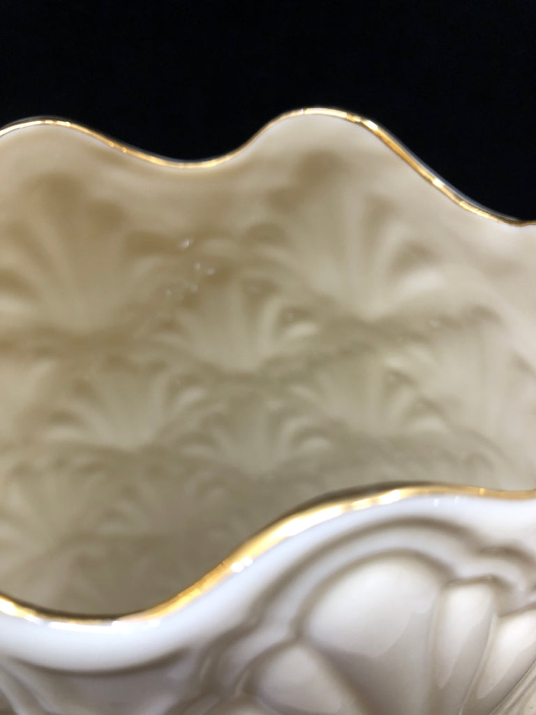 LARGE JACQUARD SCALLOP EMBOSSED VASE.