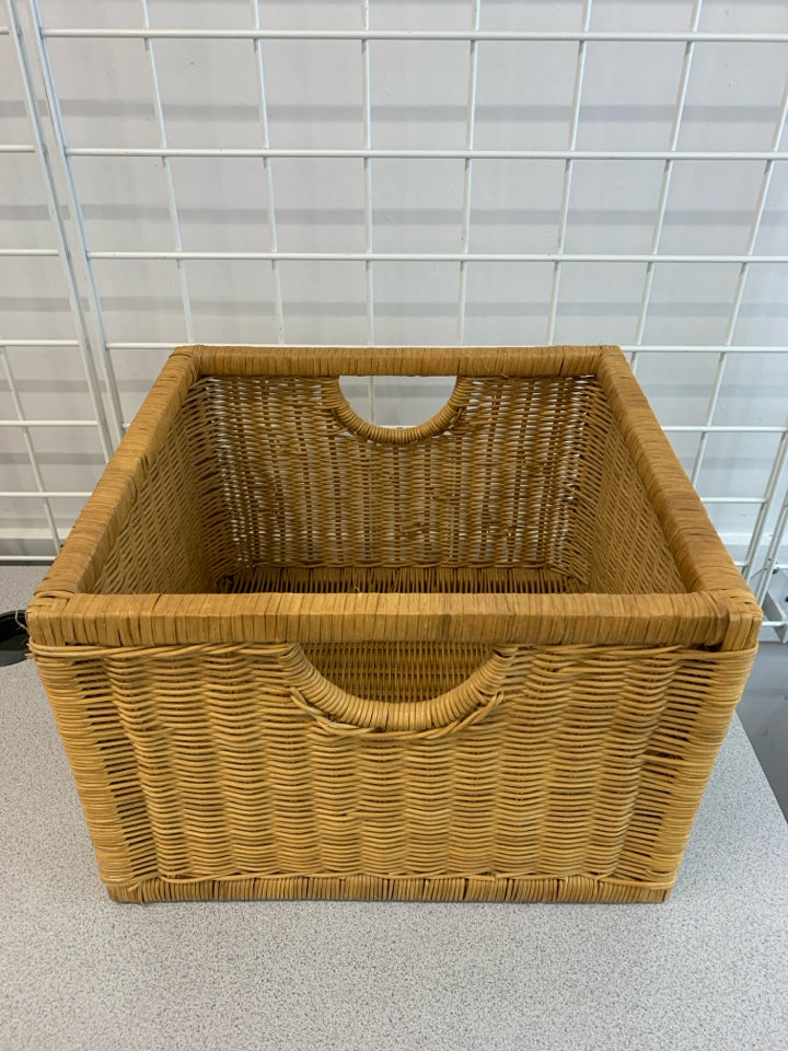 SQUARE TAN WOVEN BASKET W/HANDLES.