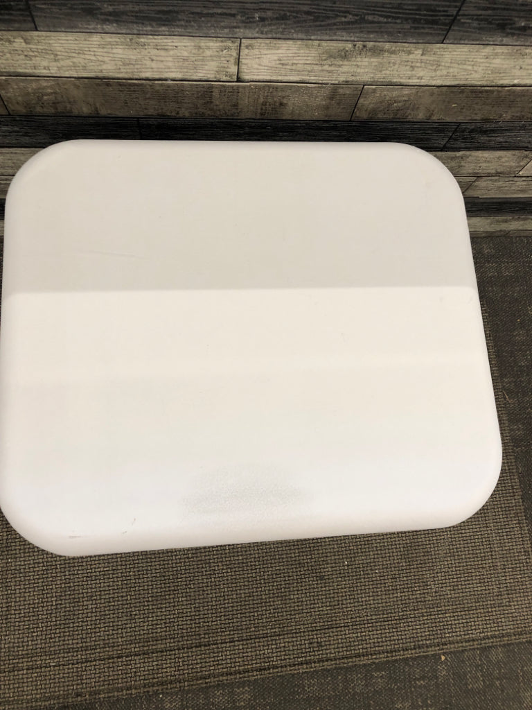 GREY PAINTED WOOD SIDE TABLE.