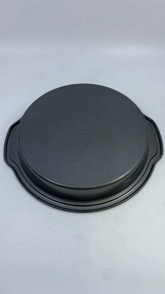 PAMPERED CHEF NON STICK CAKE PAN.