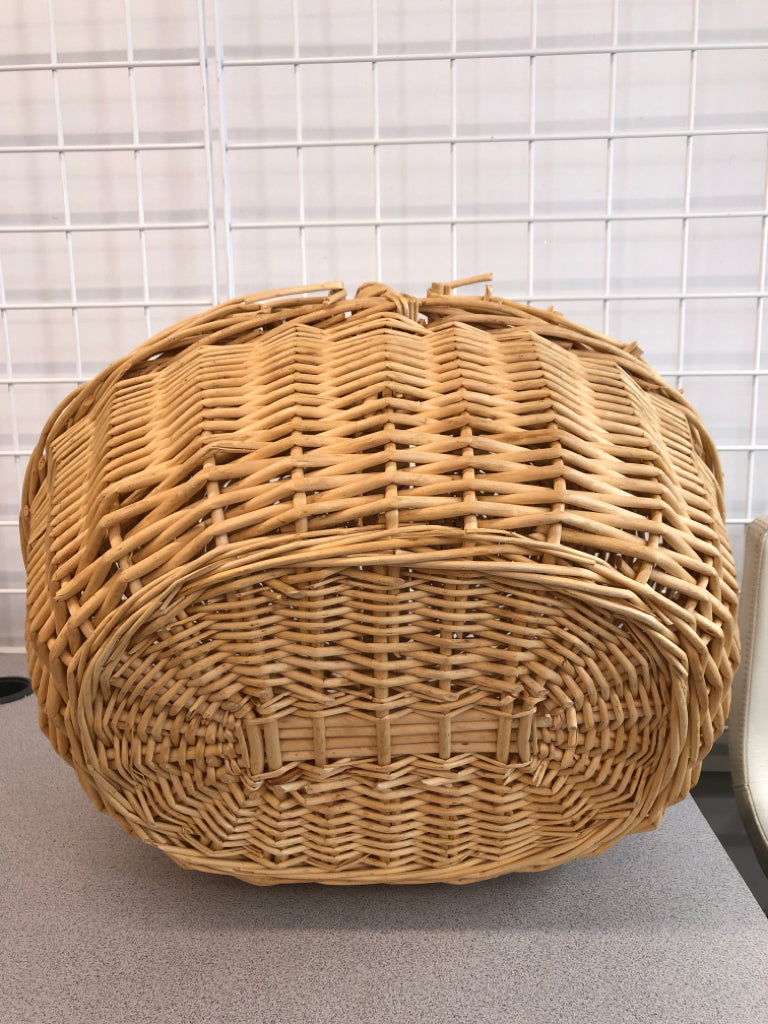 WICKER PICNIC BASKET W/FLIP LID AND HANDLE.