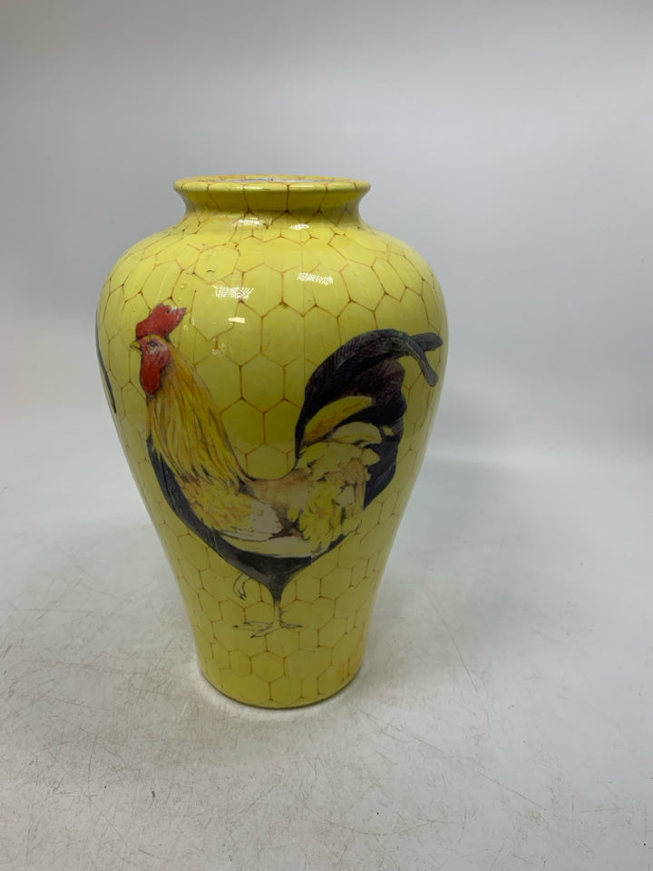 CHICKEN WIRE PATTEN VASE W/ BLK/WHITE ROOSTER.