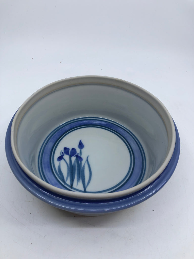 BLUE HEAVY POTTERY CIRCLE CASSEROLE DISH W/ LID BLUE FLOWER DETAIL.