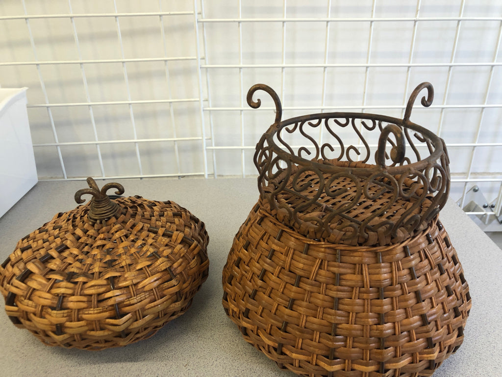 METAL FOOTED BASKET W/ TOP STURDY CARMEL WICKER.