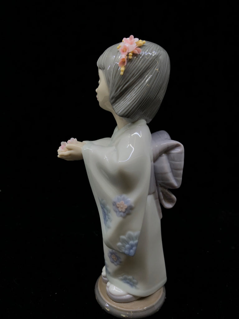 LLADRO GIRL HOLDING PINK FLORAL W ARMS CLOSED.