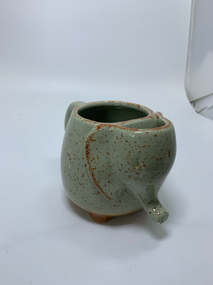 SPECKLED ELEPHANT MUG.