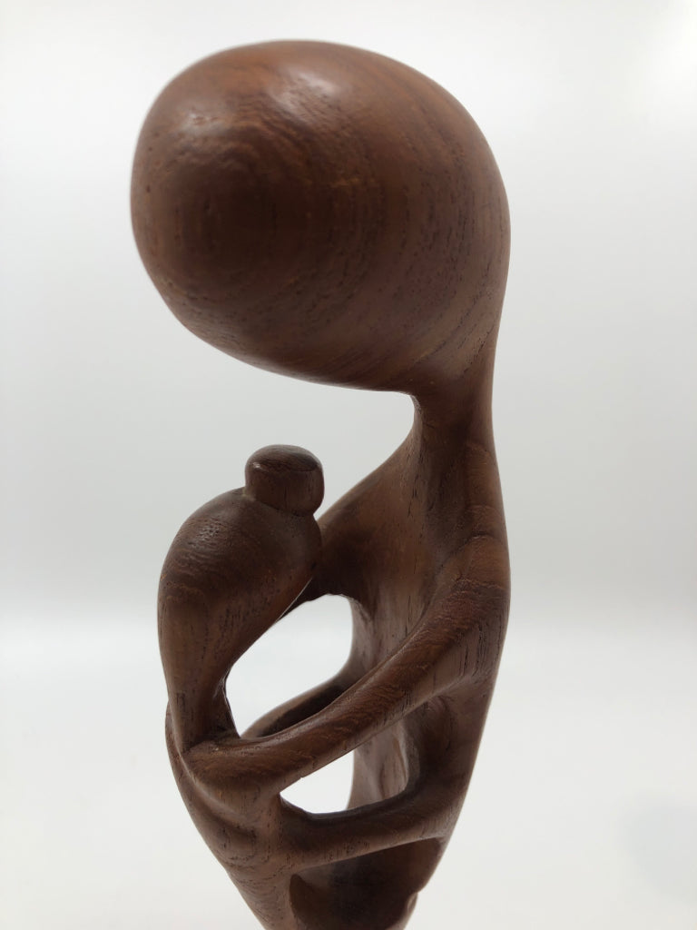 HAND CARVED MOTHER AND CHILD WOOD SCULPTURE.