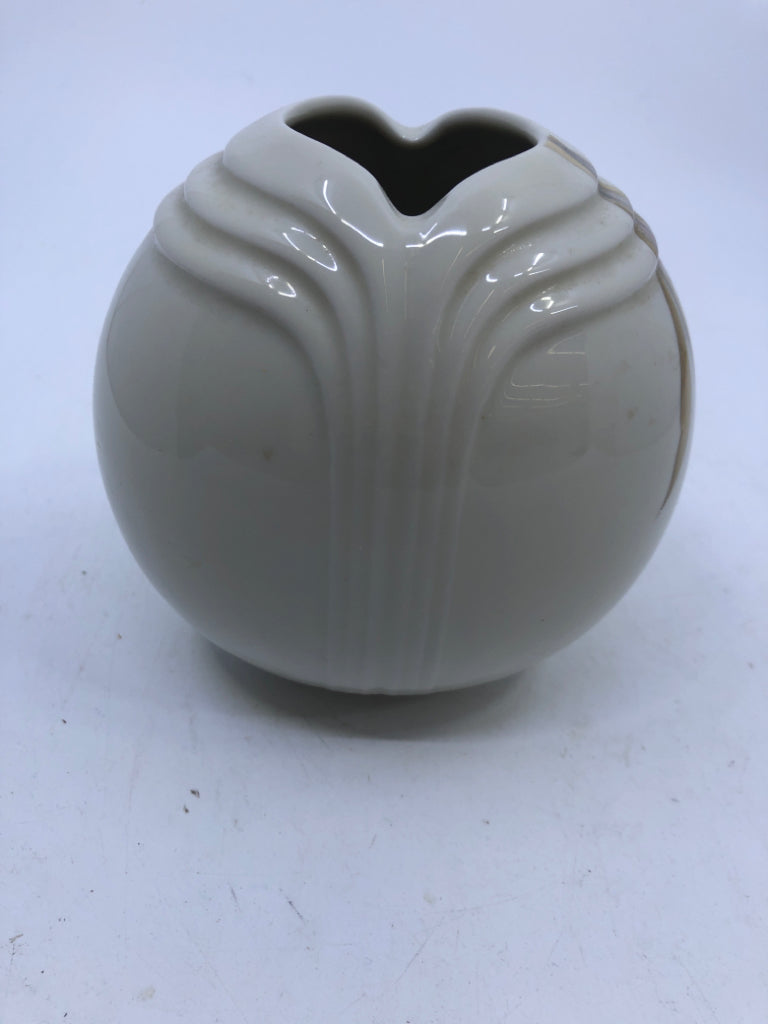 CIRCLE VASE W/ TAN FLOWERS.