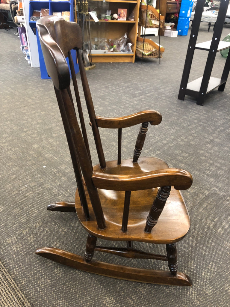 DK WOOD CHILDRENS ROCKING CHAIR.
