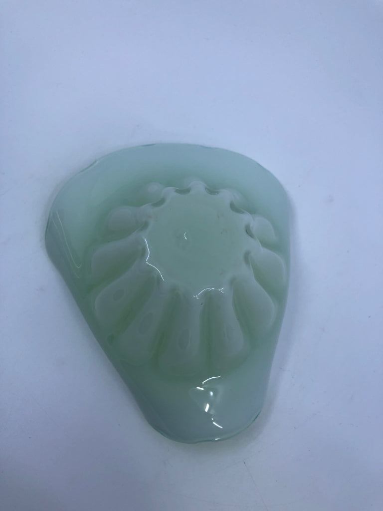 GREEN AND WHITE FOLDED EDGE GLASS DISH.