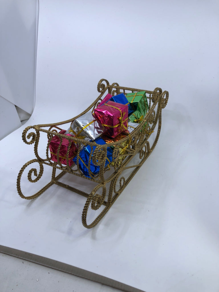 6PC GOLD METAL REINDEER AND SLEIGH SET.