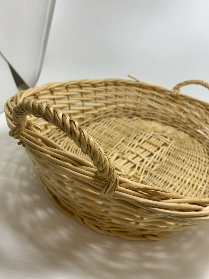 OVAL WICKER BASKET W/HANDLES.