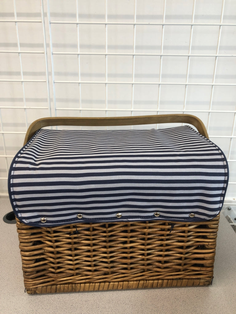 WICKER PICNIC BASKET SET W/BLUE STIPE LINING.