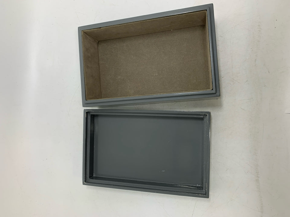 GREY/WHITE JEWELRY BOX.