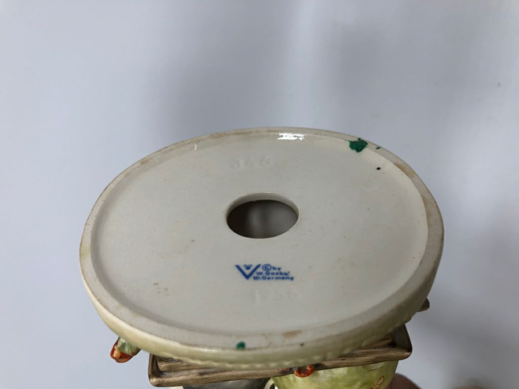 VTG HUMMEL 'SMART LITTLE SISTER' FIGURINE.