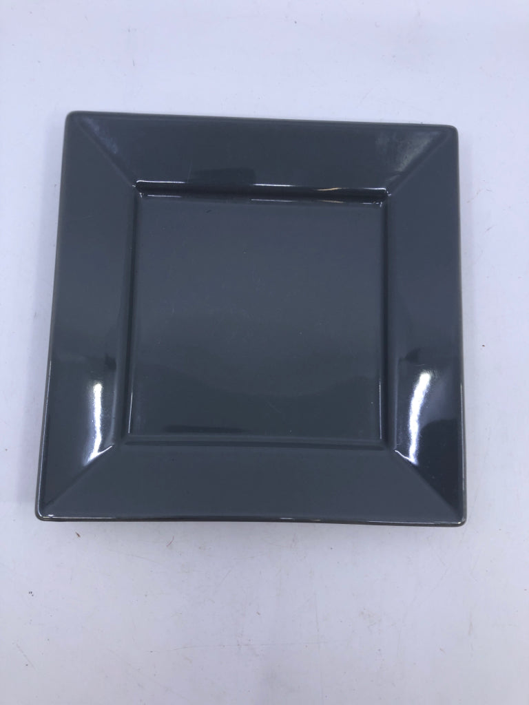 12 PC SVC 4 SQUARE PLATES + BOWLS.