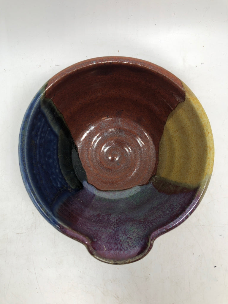 MULTI-COLORED SERVING STONEWARE BOWL WITH SPOUT.