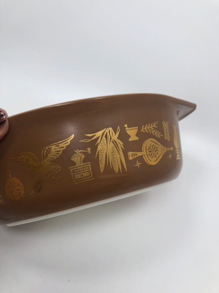 VTG PYREX EARLY AMERICAN BROWN GOLD CASSEROLE DISH W/LID.