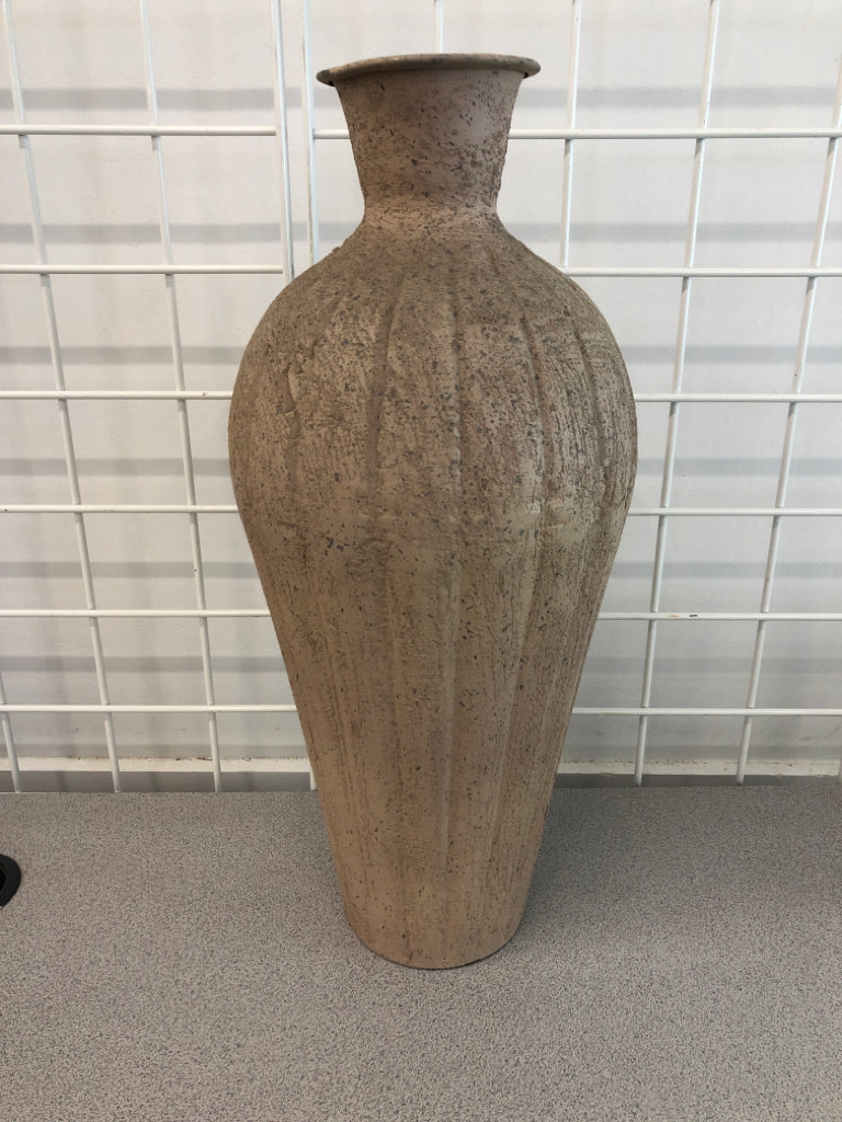 SPECKLED MATTE VASE.