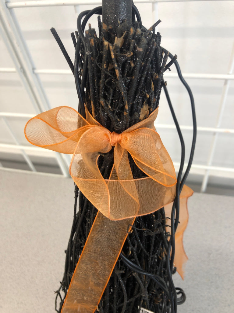 LIGHT UP SPARKLY WITCHES BROOM.