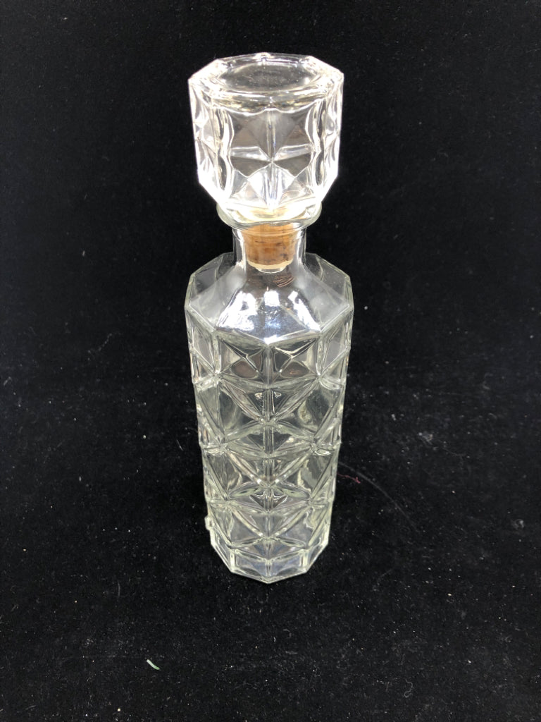 SQUARE DETAILED CLEAR GLASS DECANTER.