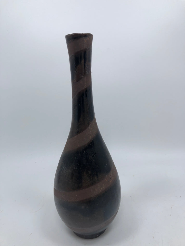 NAPCOWARE SWIRL VASE.