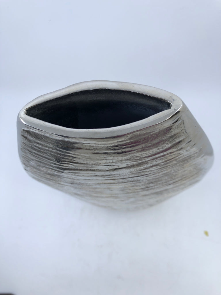 TALL SILVER SKINNY VASE W/TEXTURED SIDES.