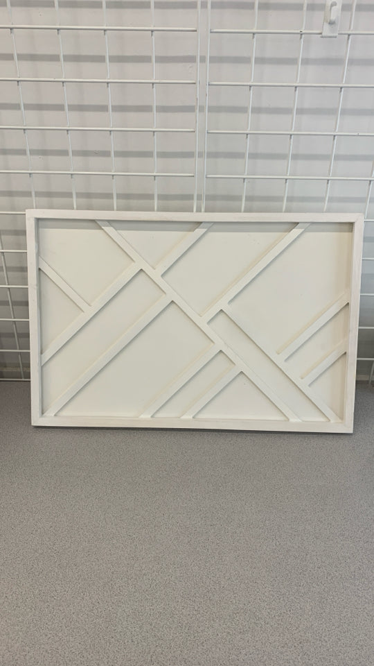 ABSTRACT LAYERED WHITE WOODEN WALL DECOR.