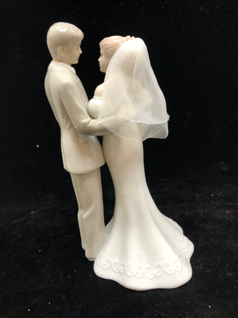 BRIDE AND GROOM PORCELAIN FIGURINE.