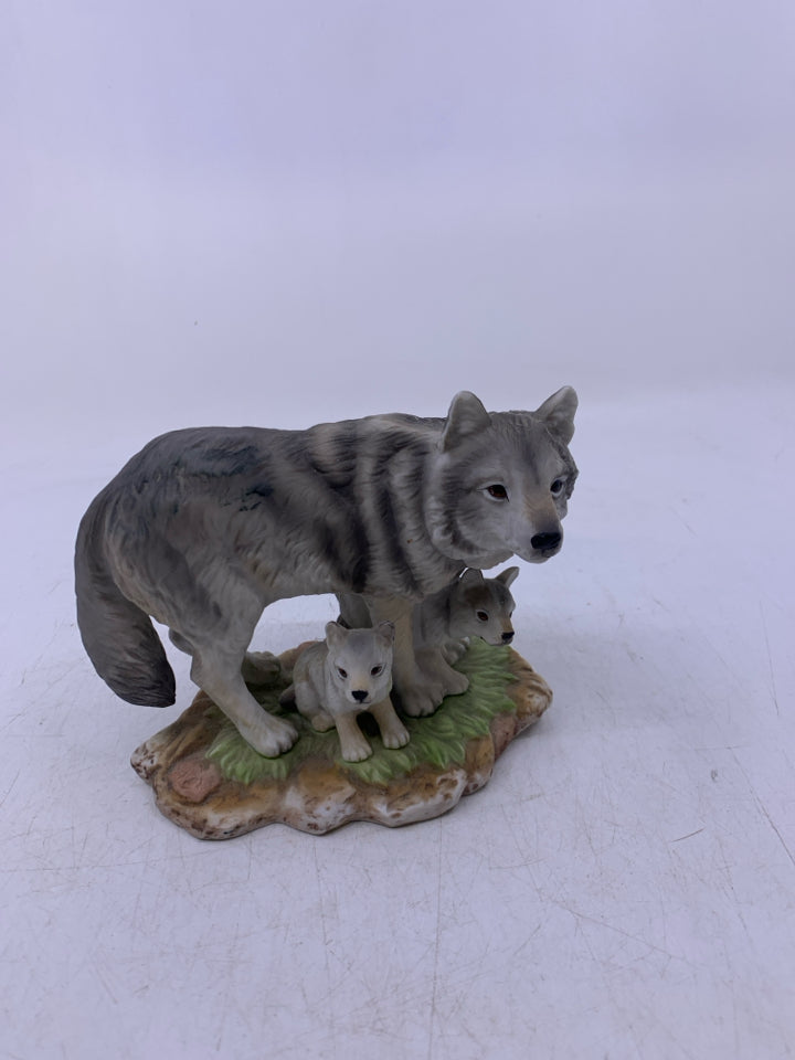 CERAMIC WOLF W/ BABIES.