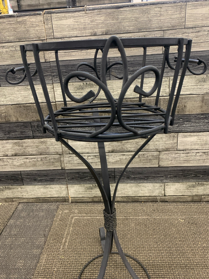 2PC METAL SCROLL PLANT STAND.