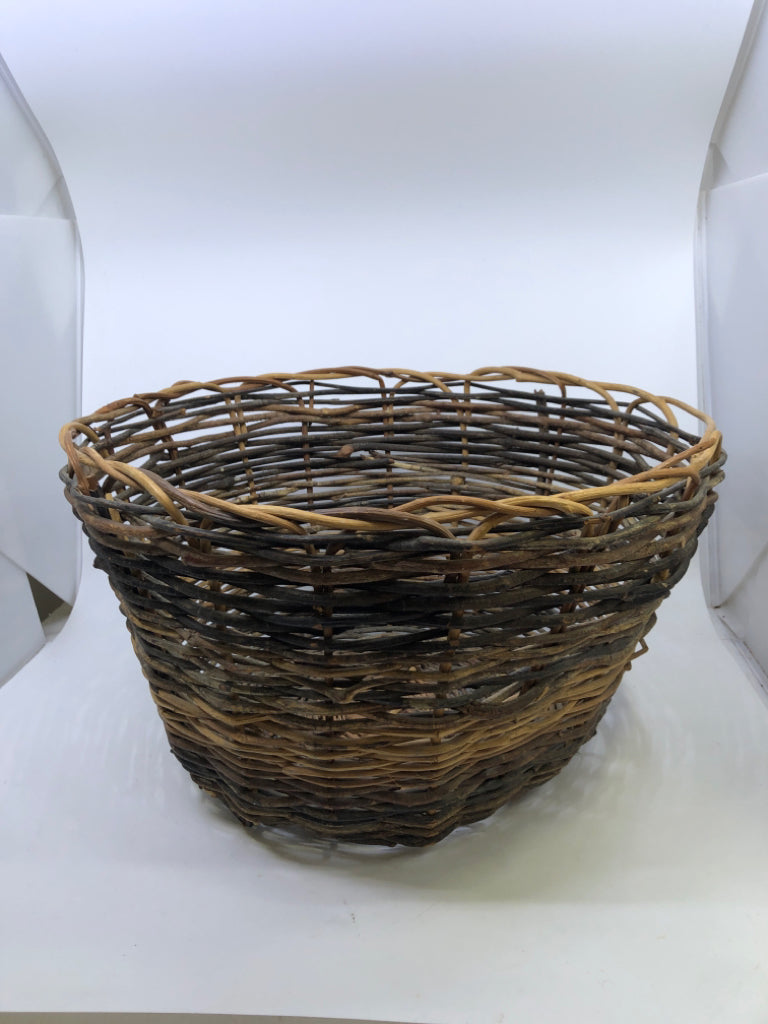2TONE ROUND WOVEN BASKET.