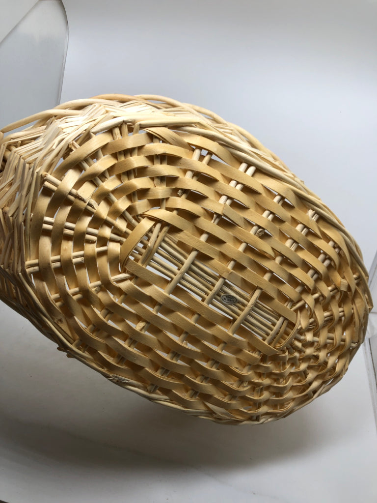 LIGHT OVAL WOVEN BASKET W/SPIRAL HANDLE.