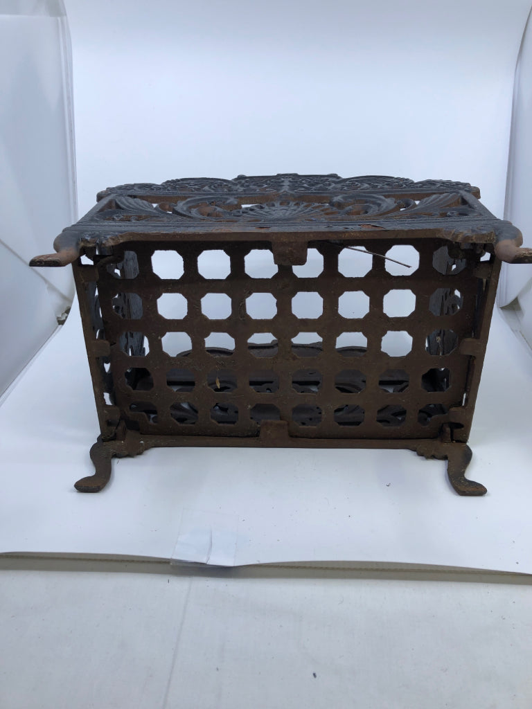 VTG HEAVY BLACK METAL CAST IRON FOOTED COAL FIREPLACE GRATE INSERT.