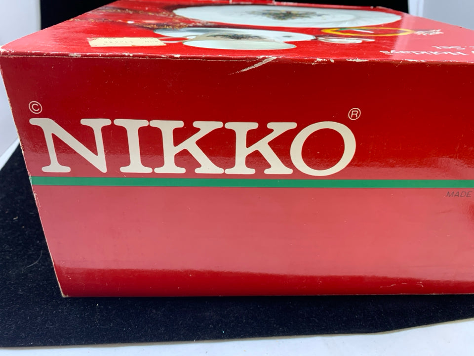 12pc HAPPY HOLIDAYS SVC 4- DINNER PLATES, CUPS, SAUCERS- IN BOX.