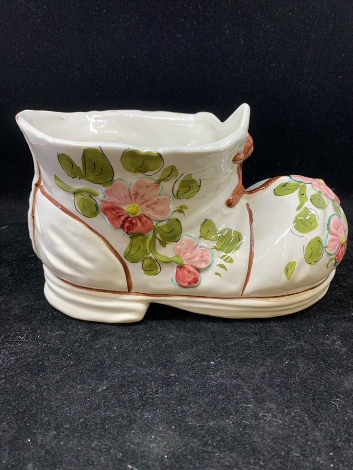 WHITE CERAMIC BOOT PLANTER W/PINK FLOWERS.