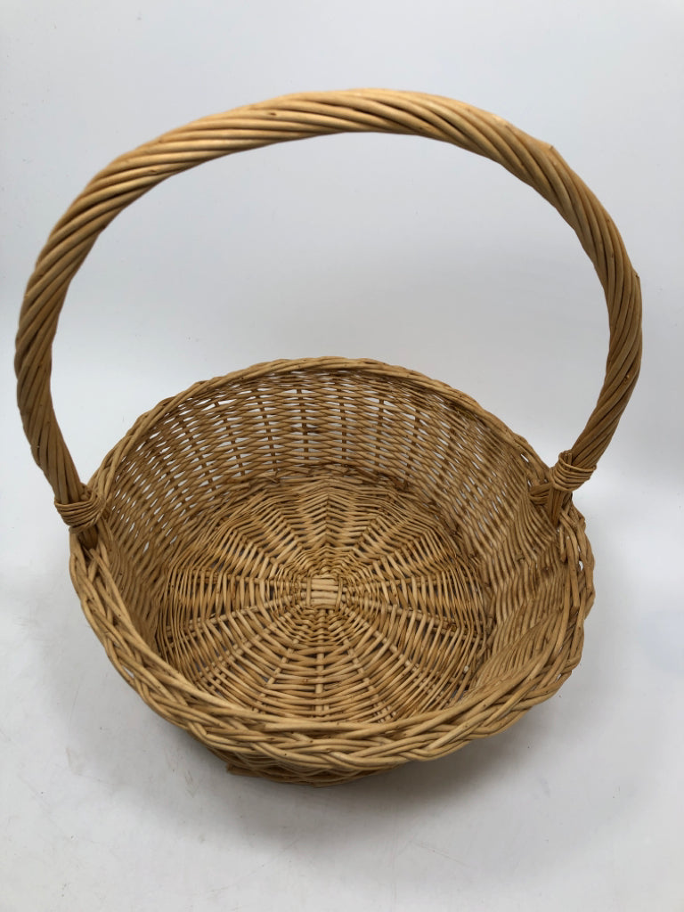 CIRCULAR WICKER BASKET W/TWIRLED HANDLE.
